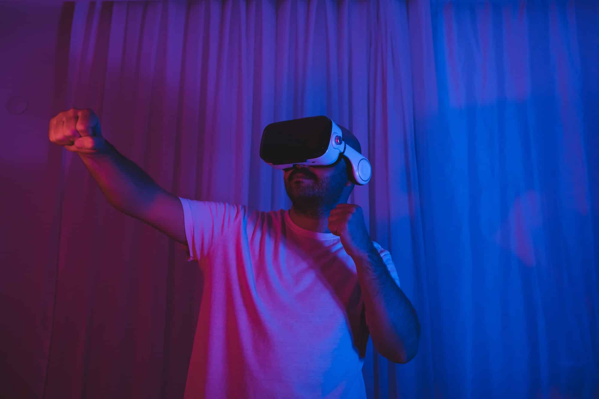 The man who entered the world of the metaverse with VR glasses is playing a boxing match.